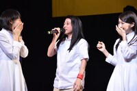 「（アイドルネッサンスのメンバーが）かわいいんだけど！」となぜか泣きそうになるmei（中央）。