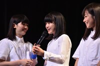 MCを原田珠々華（中央）に委ねるlyrical schoolリーダーのayaka（左）。