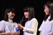 MCを原田珠々華(中央)に委ねるlyrical schoolリーダーのayaka(左)。
