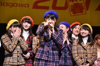 アームレスリング準決勝を控えた我妻桃実（中央）。