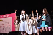森咲樹(右端)の応援団として登場したアイドルネッサンス。