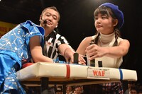 ルーキー羽島めい（左）の希望を一瞬で打ち砕いた我妻桃実（右）。