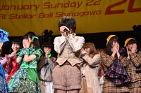 悔し涙を流す寺田珠乃（中央）。