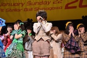 悔し涙を流す寺田珠乃(中央)。
