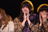 悔し涙を流す寺田珠乃の姿にもらい泣きする鉄戸美桜（左）。