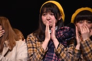 悔し涙を流す寺田珠乃の姿にもらい泣きする鉄戸美桜(左)。