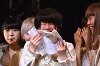 応援旗で涙を拭う寺田珠乃（中央）。