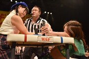 体重をかけて我妻桃実(左)の腕をねじり上げる森咲樹(右)。