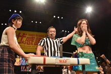 念願の3連覇に歓喜の涙を流す森咲樹（右）。