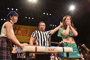 念願の3連覇に歓喜の涙を流す森咲樹(右)。