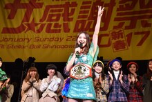 ベルトを死守した森咲樹（中央）。