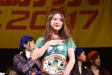 突然流れ出したアイドリング!!!の楽曲にハッとする森咲樹。