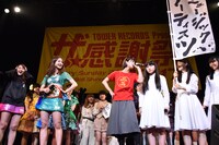 SMAの後輩・アイドルネッサンスを引き連れ乱入する酒井瞳（中央）。