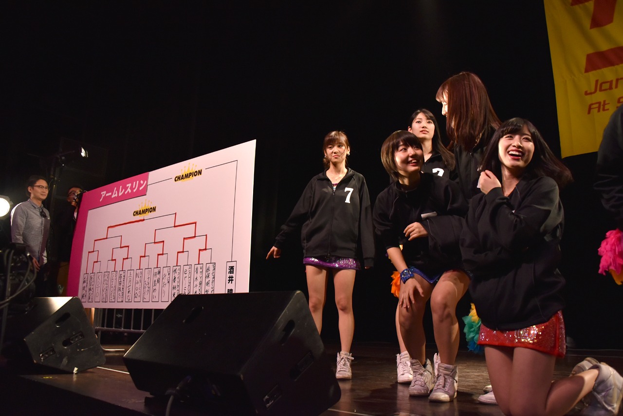 あらかじめ仕組まれた対決だったことがわかり崩れ落ちるアップアップガールズ（仮）の面々。