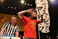 ブーイングをものともしない酒井瞳。