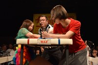 アームレスリング大会覇者・森咲樹（左）を軽々とつぶす酒井瞳（右）。