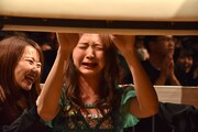 リングの下でオイオイ泣く森咲樹(右)。