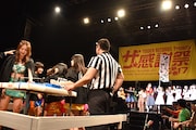 人目もはばからずオイオイ泣く森咲樹(左端)。