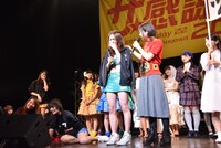 マイクを渡されてもオイオイ泣く森咲樹（中央）。