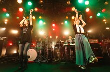 左から田所あずさ、小松未可子。（撮影：森久）