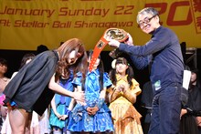 嶺脇社長（右）ベルトを返還する森咲樹（左）。