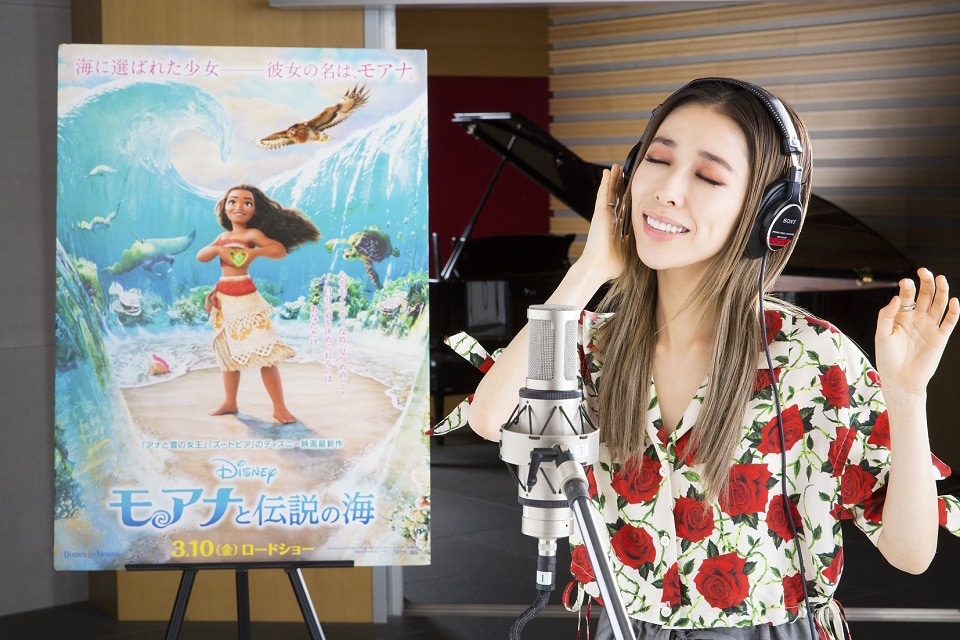 「モアナと伝説の海」日本版エンドソングを歌う加藤ミリヤ。