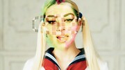 中田ヤスタカ「Crazy Crazy(feat. Charli XCX & Kyary Pamyu Pamyu)」MVのワンシーン。セーラー服で歌うチャーリーXCX。