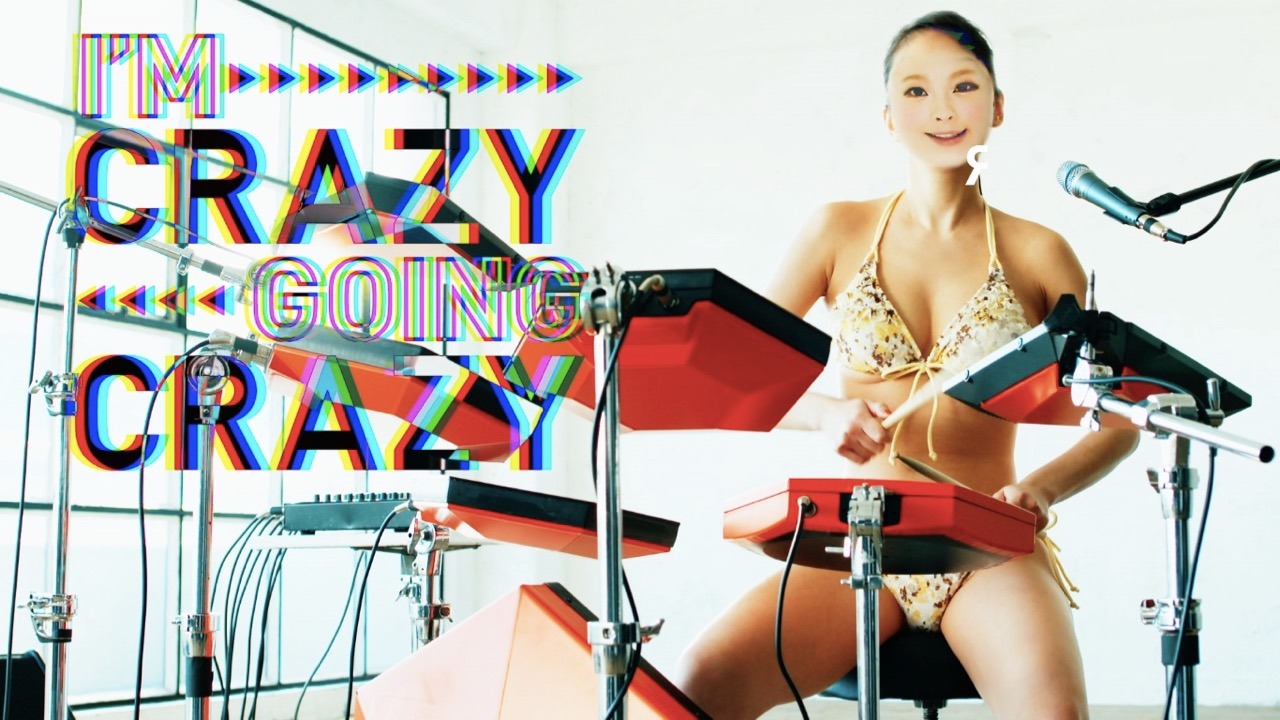 中田ヤスタカ「Crazy Crazy（feat. Charli XCX & Kyary Pamyu Pamyu）」MVのワンシーン。ドラムを演奏するきゃりーぱみゅぱみゅ。