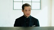 中田ヤスタカ「Crazy Crazy(feat. Charli XCX & Kyary Pamyu Pamyu)」MVのワンシーン。ピアノを演奏する中田ヤスタカ。