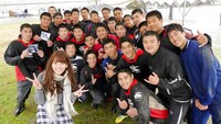瀧川ありさ（手前左）と大分県立大分舞鶴高等学校のラグビー部員。