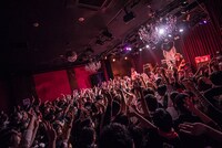 「ヤバイTシャツ屋さん "We love Tank-top" TOUR 2016-2017」大阪・Shangri-La公演の様子。