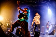 左からTAIKING（G）、YONCE（Vo）（Photo by Shun Komiyama）