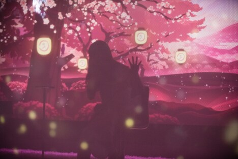 「見て食べる体験型デジタルアート『食神さまの不思議なレストラン』展」プレオープンイベントで「歌鳥風月」を歌うAimer。