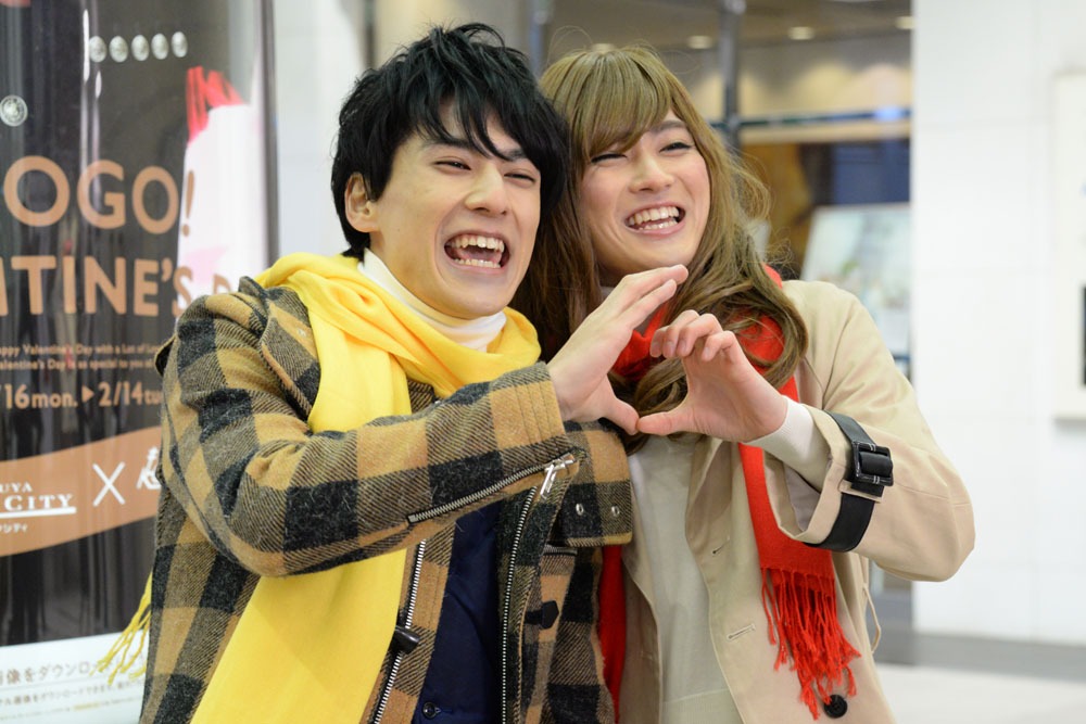 2人で「次ナルTV-G」のポーズを決めるユースケとユーキ。(c)フジテレビ