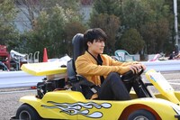 「次ナルTV-G」MCのユースケ（超特急）。(c)フジテレビ