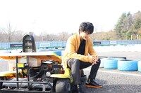 「次ナルTV-G」MCのユースケ（超特急）。(c)フジテレビ