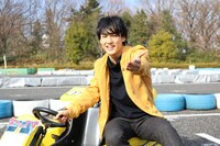 「次ナルTV-G」MCのユースケ（超特急）。(c)フジテレビ