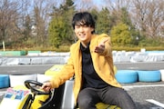 「次ナルTV-G」MCのユースケ(超特急)。(c)フジテレビ