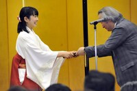 羽山みずき（左）