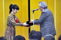 吉澤嘉代子（左）