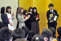 PASSPO☆と、「Mr. Wednesday」の作詞作曲、および「パチェロレッテは終わらない」の作曲を担当したペンネとアラビアータ機長。