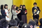 PASSPO☆と、「Mr. Wednesday」の作詞作曲、および「パチェロレッテは終わらない」の作曲を担当したペンネとアラビアータ機長。