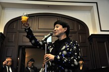 乾杯の音頭を取る美川憲一。