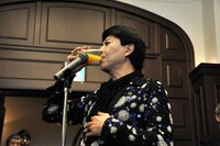 ジュースを飲む美川憲一。