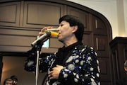 ジュースを飲む美川憲一。