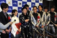 左から川上大輔、羽山みずき、美川憲一、純烈。