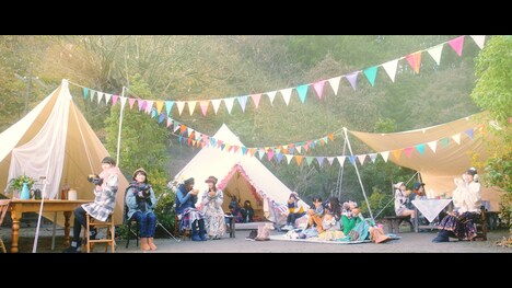 モーニング娘。'17「モーニングみそ汁」のミュージックビデオのワンシーン。キャンプ場でみそ汁を飲むメンバー。