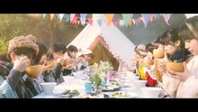 モーニング娘。'17「モーニングみそ汁」のミュージックビデオのワンシーン。キャンプ場でみそ汁を飲むメンバー。