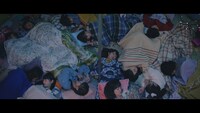 モーニング娘。'17「モーニングみそ汁」のミュージックビデオのワンシーン。キャンプ場のテントの中で眠るメンバー。
