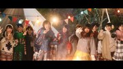 モーニング娘。'17「モーニングみそ汁」のミュージックビデオのワンシーン。キャンプファイヤーを楽しむメンバー。
